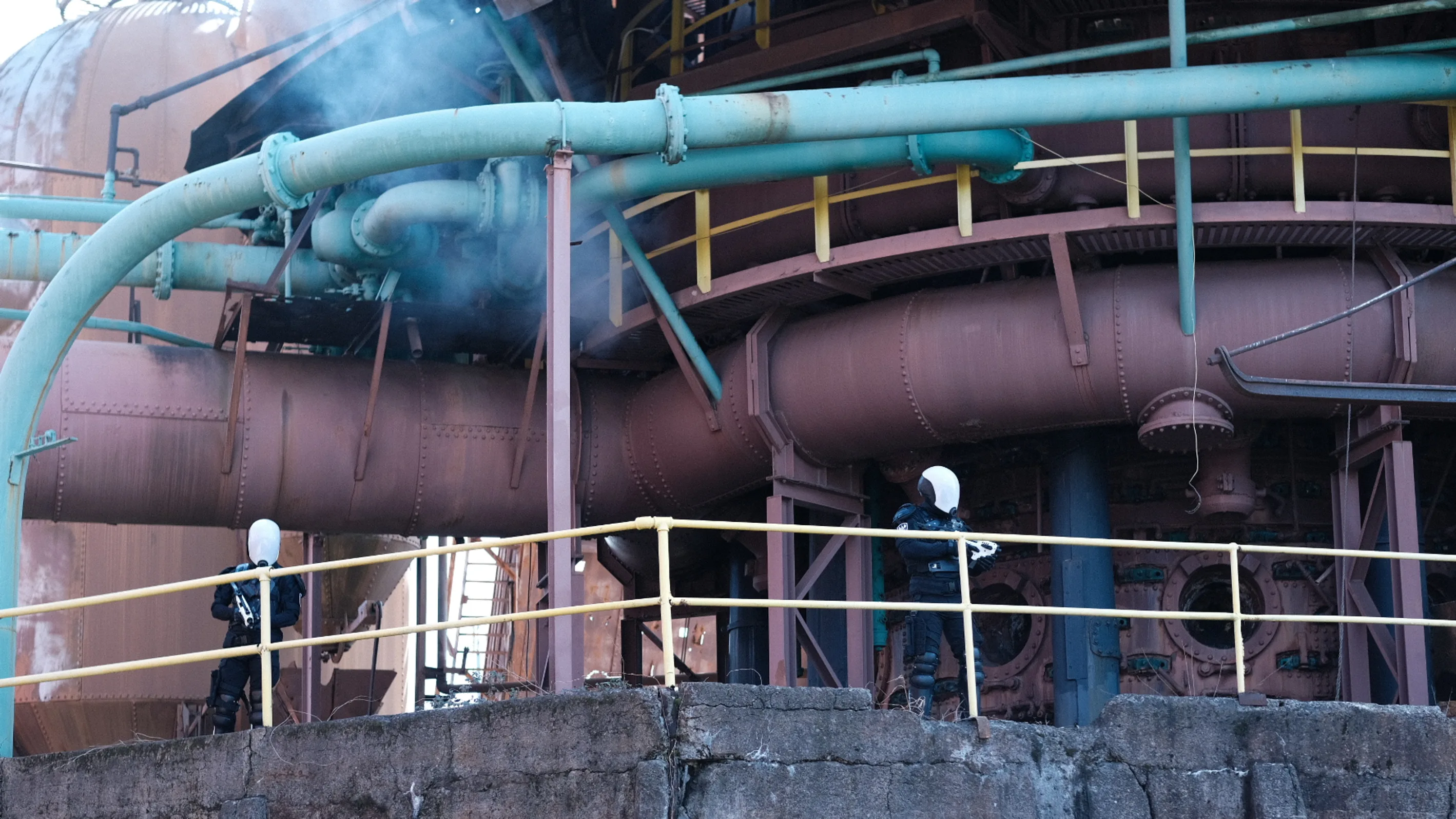 Ejecutores frente al Edificio industrial